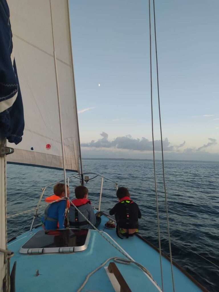 Voile à Crozon en famille